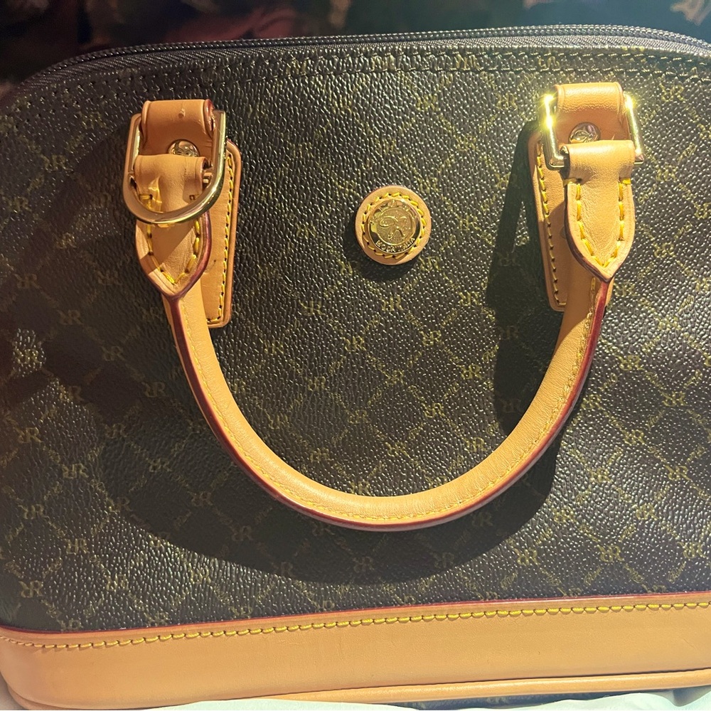 Rioni leather purse.